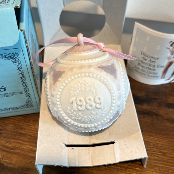 Lladro Bola Navidad Christmas Ornament in Box #5656 Dated 1989 Pink/White Ball - Picture 2 of 8